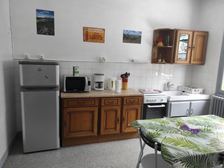 Iris, Gite Saint Antoine, Orcival, Entre Sancy Et Volcans D'Auvergne Exterior photo