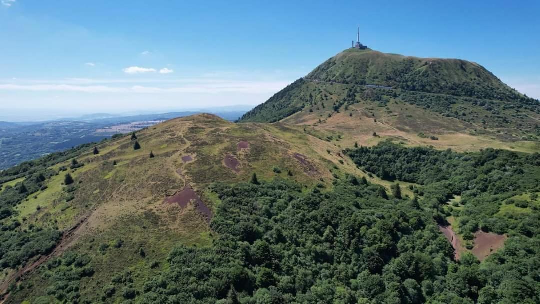 Iris, Gite Saint Antoine, Orcival, Entre Sancy Et Volcans D'Auvergne Exterior photo